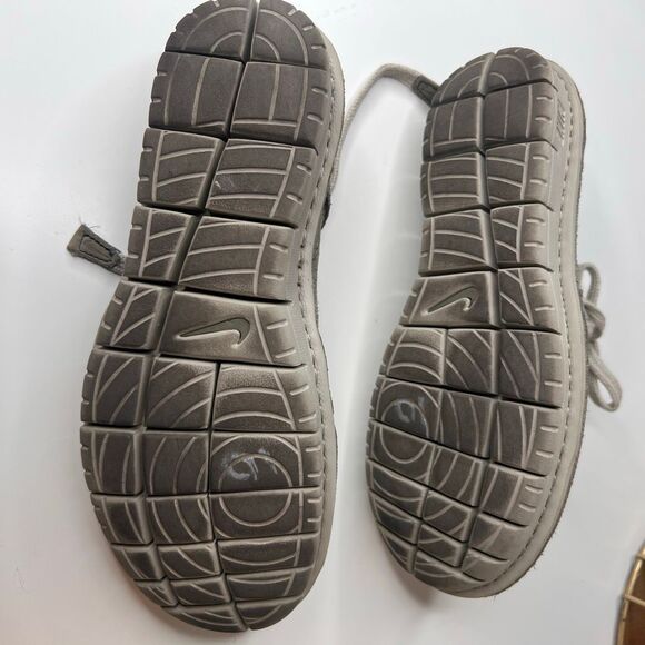 Nike vintage BB sneakers from 2005 featuring a grey suede upper and exposed stit